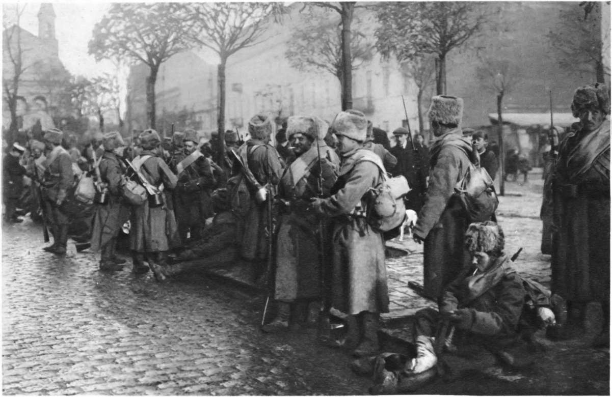 EXPERTS IN CLOSE-QUARTER FIGHTING: SIBERIAN INFANTRYMEN IN THEIR FIELD-SERVICE EQUIPMENT AT WARSAW.