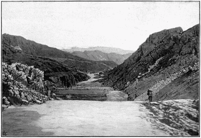 UN COIN TYPIQUE DE PAYSAGE DU KLONDYKE.—DESSIN DE
TAYLOR, PHOTOGRAPHIE DE LA ROCHE,  SEATTLE.
