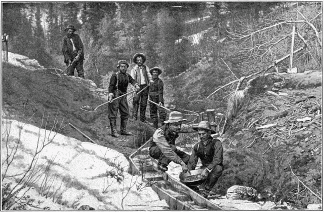 LE TRAVAIL DANS UN CLAIM D'ELDORADO.—DESSIN DE J. LAVE,
PHOTOGRAPHIE DE LA ROCHE,  SEATTLE.