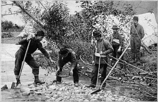 LAVAGE DE L'OR AU PAN.—DESSIN DE GOTORBE, PHOTOGRAPHIE
DE LA ROCHE,  SEATTLE.